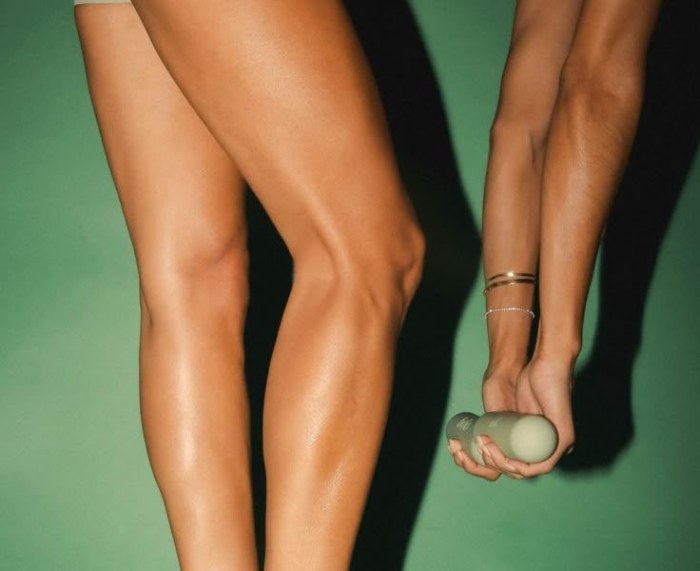 Detalle de piernas y mano sosteniendo peso, entrenamiento funcional