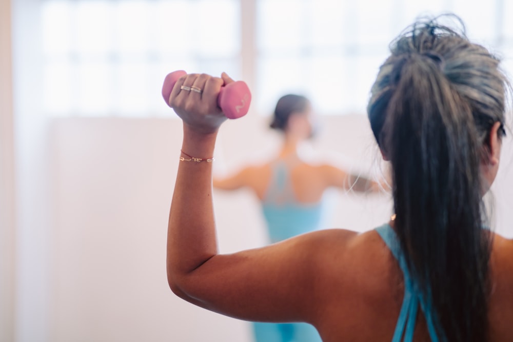 Trabajo de fuerza con pesas ligeras en clase de barre